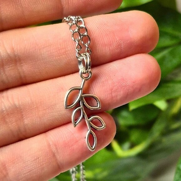 Leaf Pendant Necklace - Picture 1 of 2